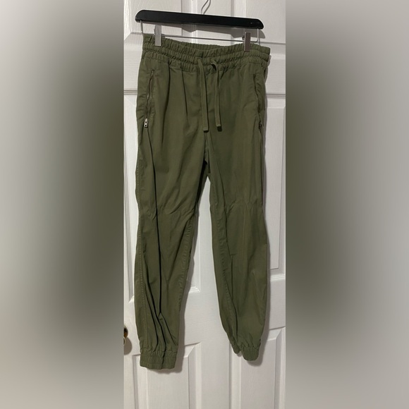 Aritzia TNA green jogger pants - Picture 1 of 3